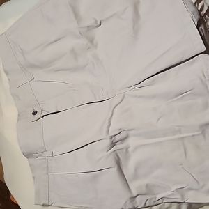 LIKE NEW LEE KHAKI SHORTS